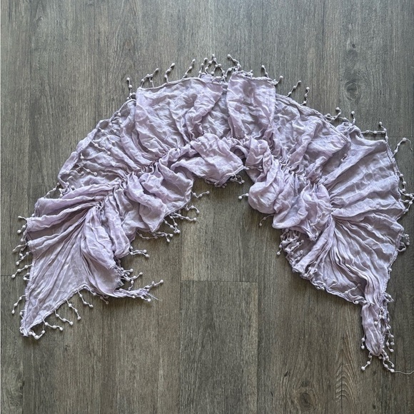 Chic Lilac Scarf with Fringe Detailing - Picture 2 of 4